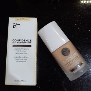 It cosmetics confidence in a foundation